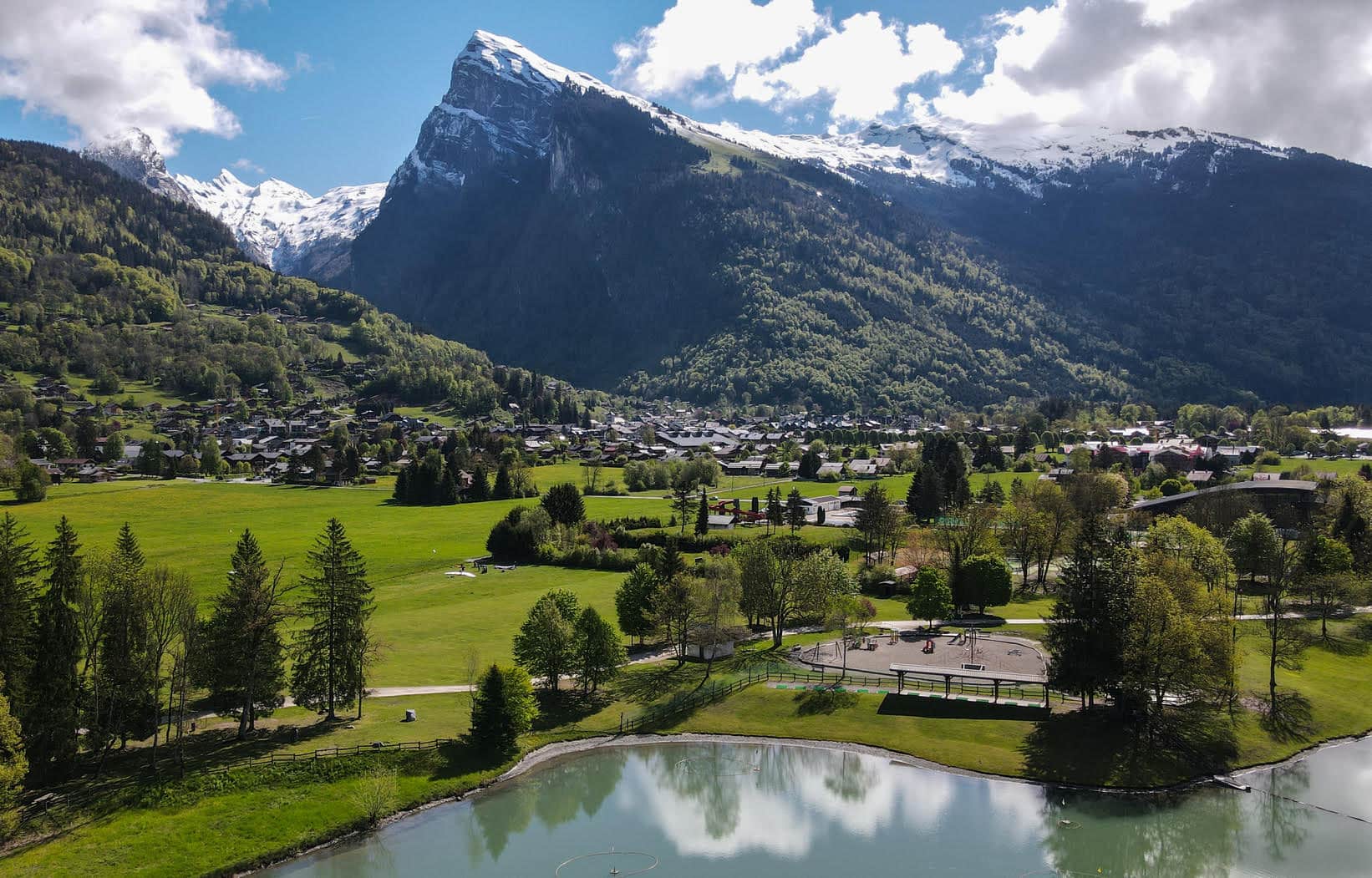 Vue aérienne de Samoëns et ses montagnes